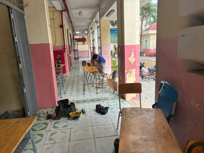 Trường tổ chức sửa chữa bàn ghế, chuẩn bị cơ sở vật chất cho năm học mới