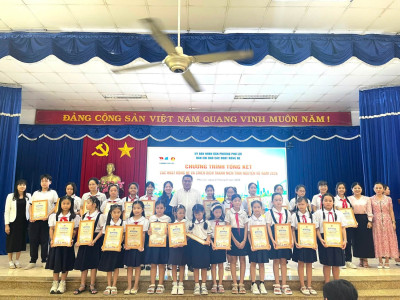 Liên đội trường THCS Phú Hoà sinh hoạt truyền thống nhà trường cho học sinh