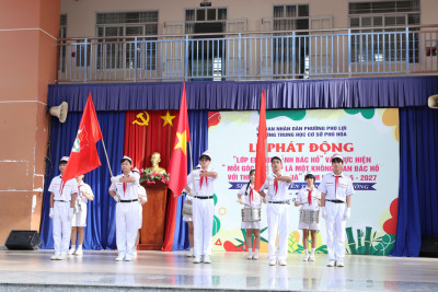 Liên đội trường THCS Phú Hoà sinh hoạt truyền thống nhà trường cho học sinh