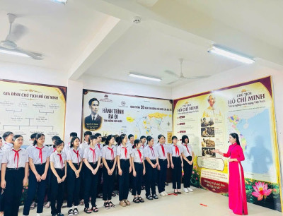 HỌC SINH THAM QUAN, TÌM HIỂU KHÔNG GIAN VĂN HÓA HỒ CHÍ MINH