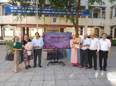 BAN ĐẠI DIỆN CHA MẸ HỌC SINH TRƯỜNG THCS PHÚ HÒA TẶNG HOA CHÚC MỪNG NGÀY PHỤ NỮ VIỆT NAM 20/10
