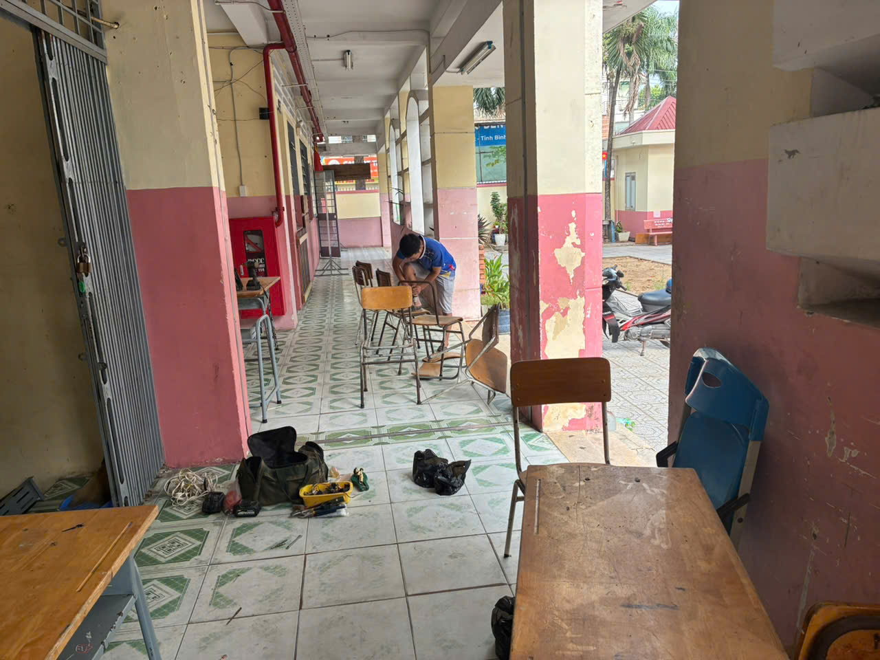 Trường tổ chức sửa chữa bàn ghế, chuẩn bị cơ sở vật chất cho năm học mới