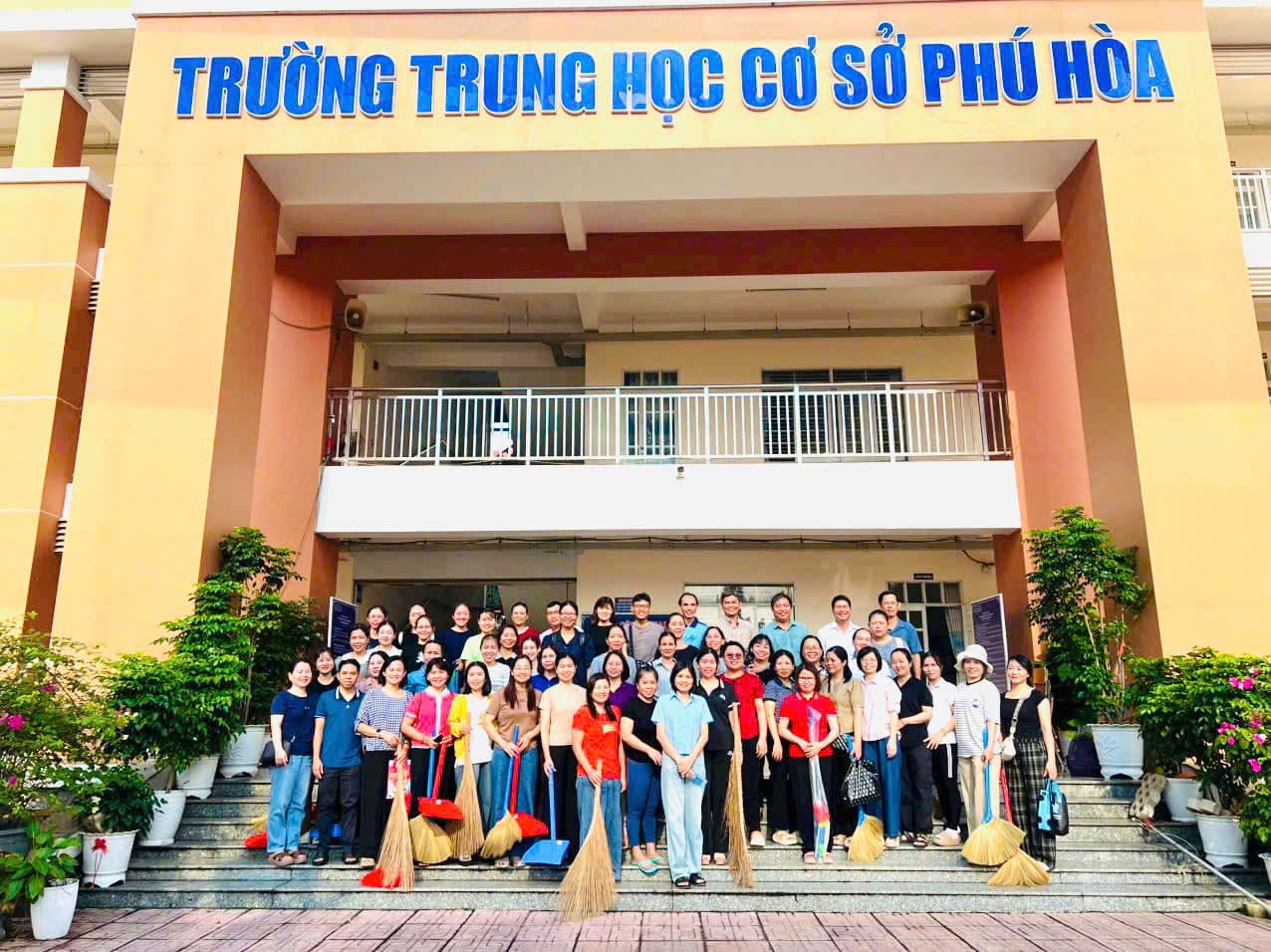 Trường THCS Phú Hoà tổ chức tổng vệ sinh toàn trường chuẩn bị cho năm học 2026 - 2027