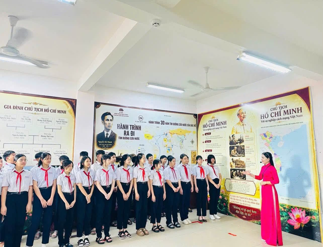 HỌC SINH THAM QUAN, TÌM HIỂU KHÔNG GIAN VĂN HÓA HỒ CHÍ MINH