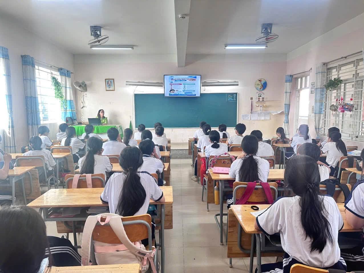 TRƯỜNG THCS PHÚ HÒA TỔ CHỨC SINH HOẠT CHUYÊN ĐỀ: CHUNG TAY BẢO VỆ SỨC KHỎE HỌC SINH