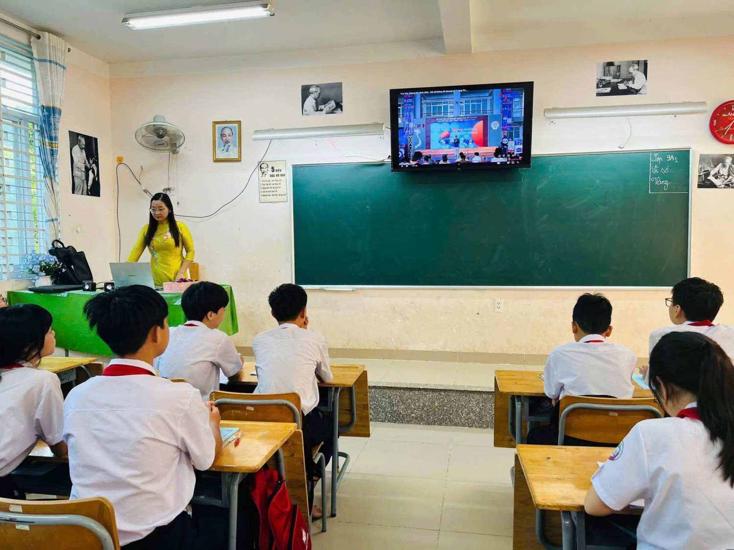 Trường THCS Phú Hoà tiếp tục đồng hành cùng chương trình “Không Một Mình 2026 – Kết nối không tổn thương”, được phát trực tiếp với sự tham gia của các trường học trên địa bàn Thành phố Hồ Chí Minh.